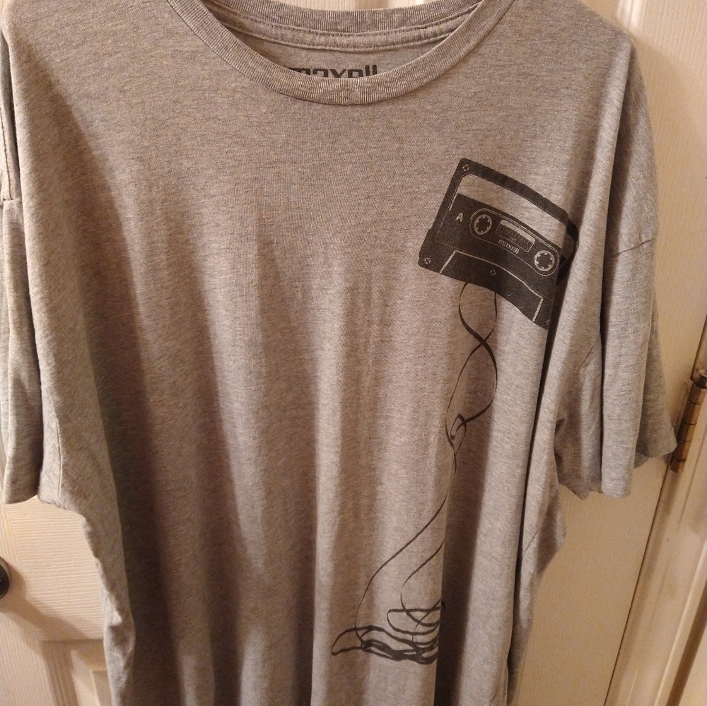 Maxwell T shirt size 2xl grey in color